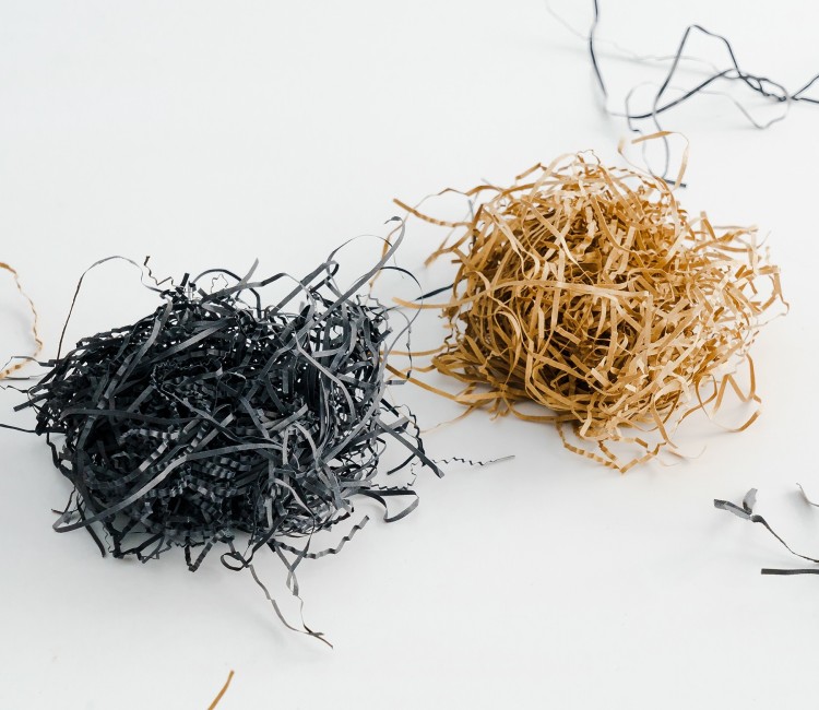 Papierschnipsel als Füllung von Kartons Papierschnipsel als Füllung von Kartons