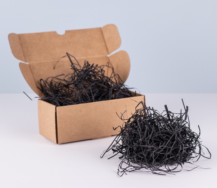 Papierschnipsel als Füllung von Kartons Papierschnipsel als Füllung von Kartons