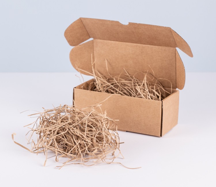 Papierschnipsel als Füllung von Kartons Papierschnipsel als Füllung von Kartons