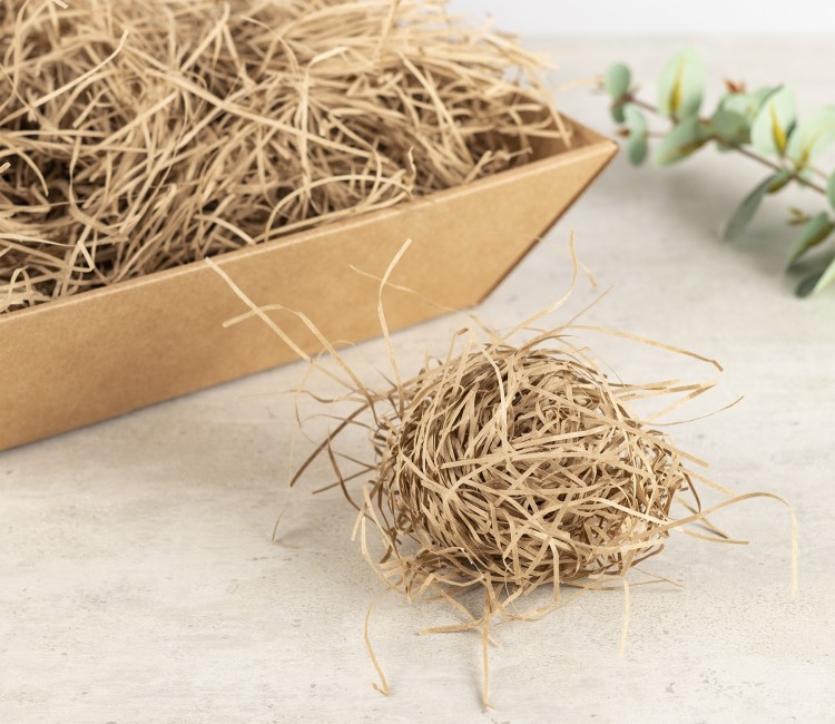 Papierschnipsel als Füllung von Kartons Papierschnipsel als Füllung von Kartons