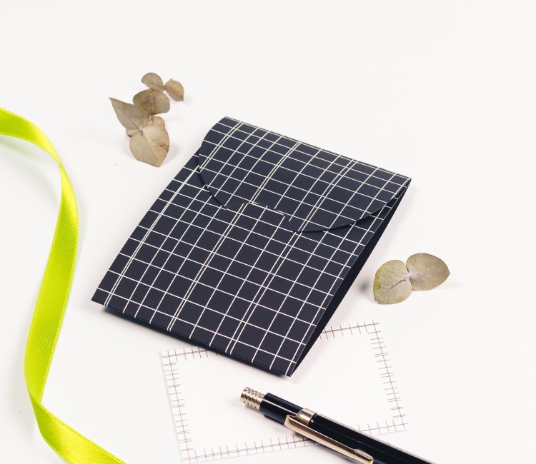 Limited-edition cardboard envelope for cards and vouchers