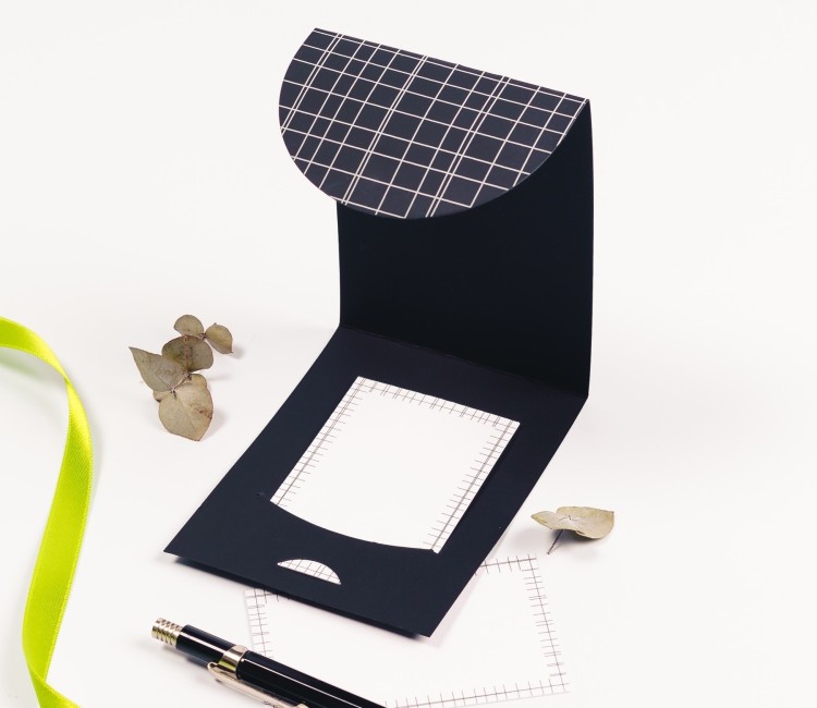 Limited-edition cardboard envelope for cards and vouchers