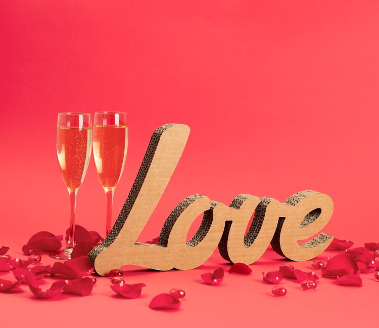 Love in Buchstaben aus Karton Love in Buchstaben aus Karton