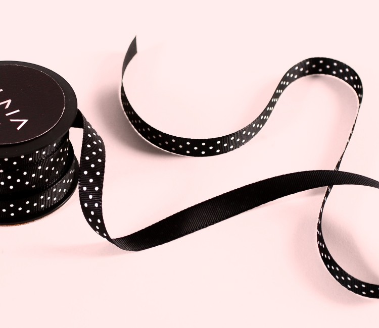 Cinta grosgrain negra a topos blancos