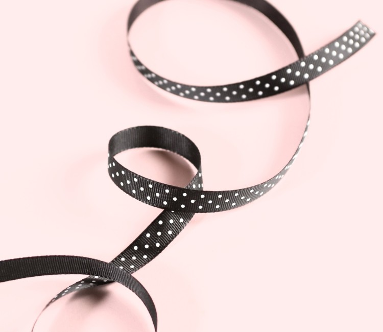 Cinta grosgrain negra a topos blancos