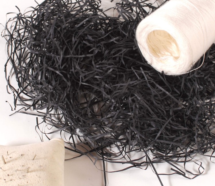 Papierschnipsel als Füllung von Kartons Papierschnipsel als Füllung von Kartons