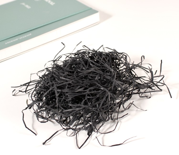 Papierschnipsel als Füllung von Kartons Papierschnipsel als Füllung von Kartons