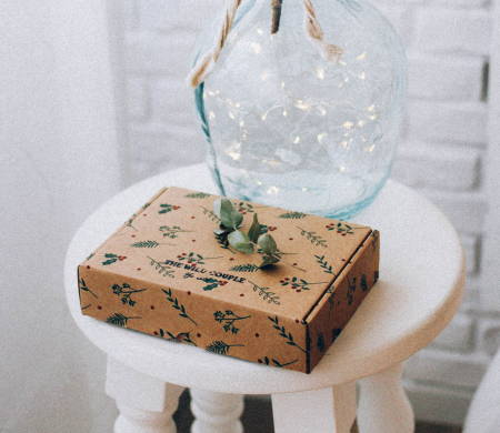 Box decorated with leaves