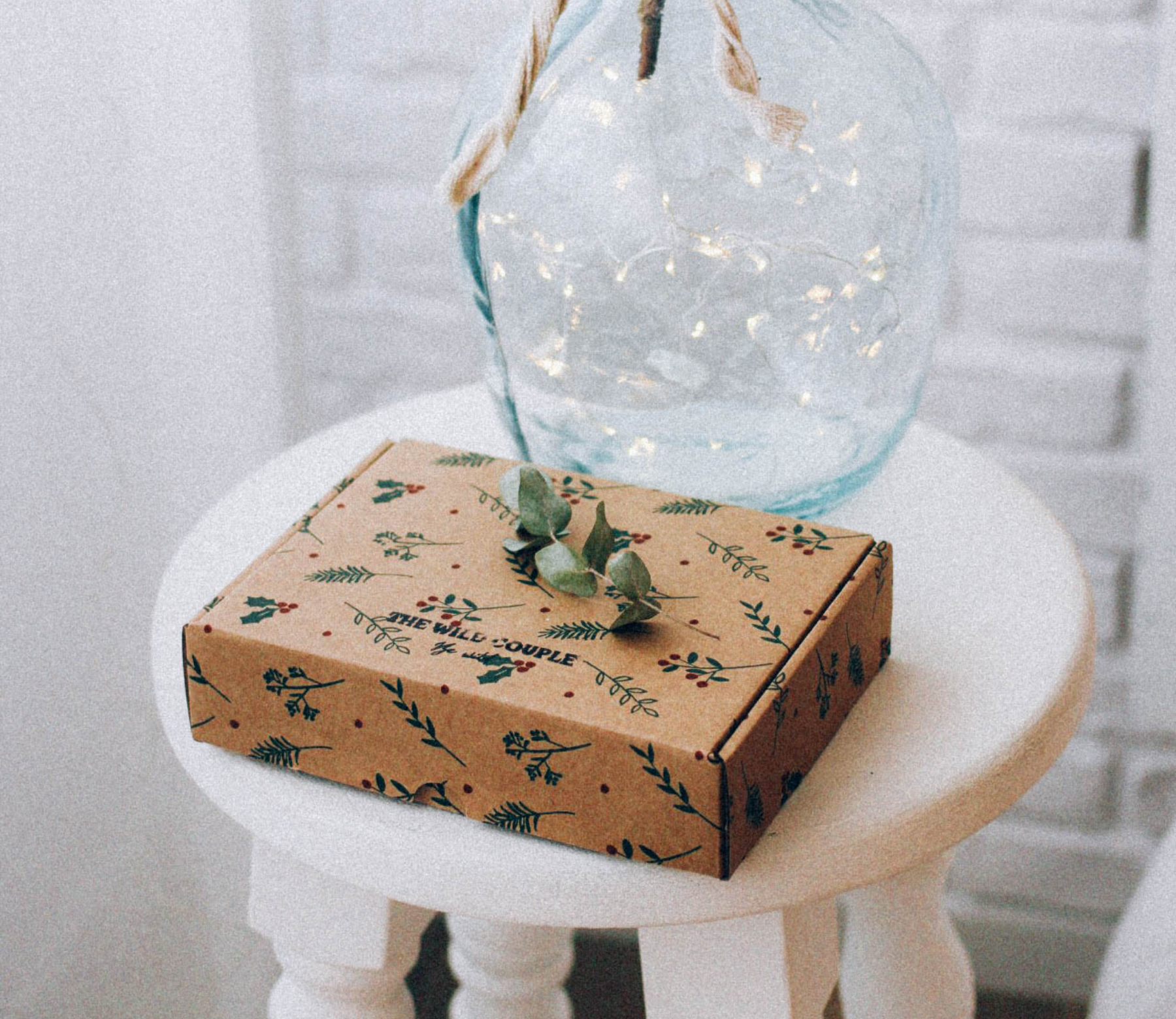 Self-assembly box decorated with leaves