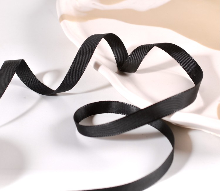 Cinta grosgrain negra a topos blancos