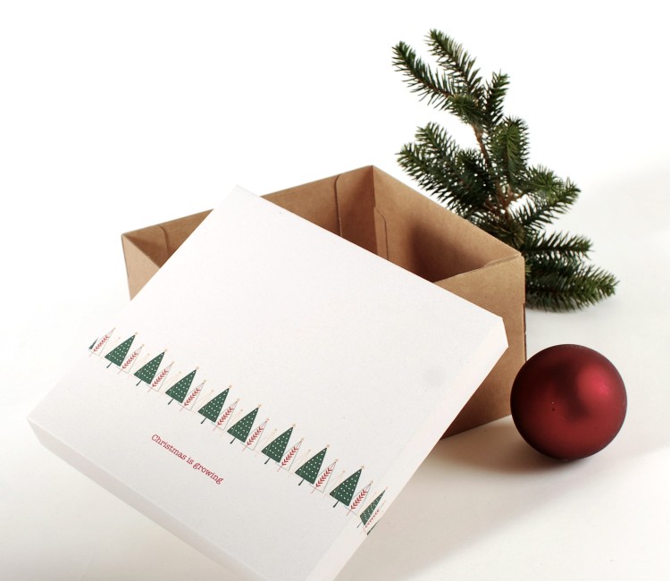 Caja cuadrada con tapa y estampado navideño Caja cuadrada con tapa y estampado navideño