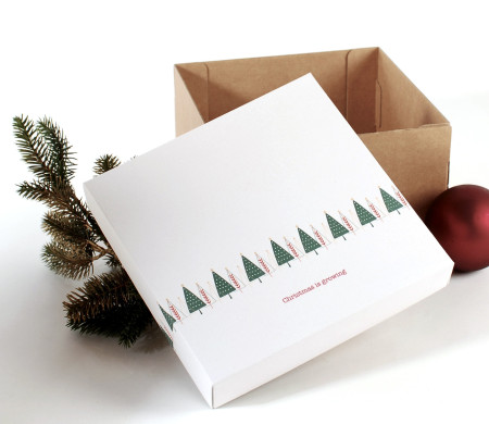 Caja cuadrada con tapa y estampado navideño 