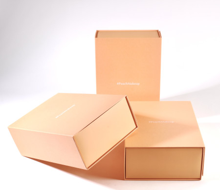 Boîte doublée avec fond en carton pliable | SelfPackaging