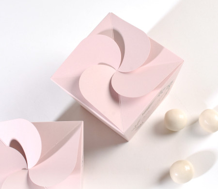 Caja con cierre con pestañas para chocolates