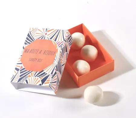 Caja pequeña tipo cerillas...