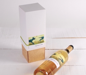Wine box with folder decoration