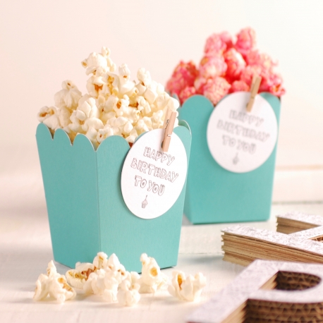 Popcorn-Schachtel mit Dekoration und Accessoires