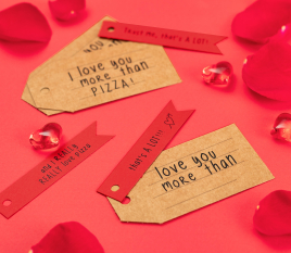Etichette rosse e kraft con messaggi