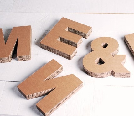Großbuchstaben aus Pappe