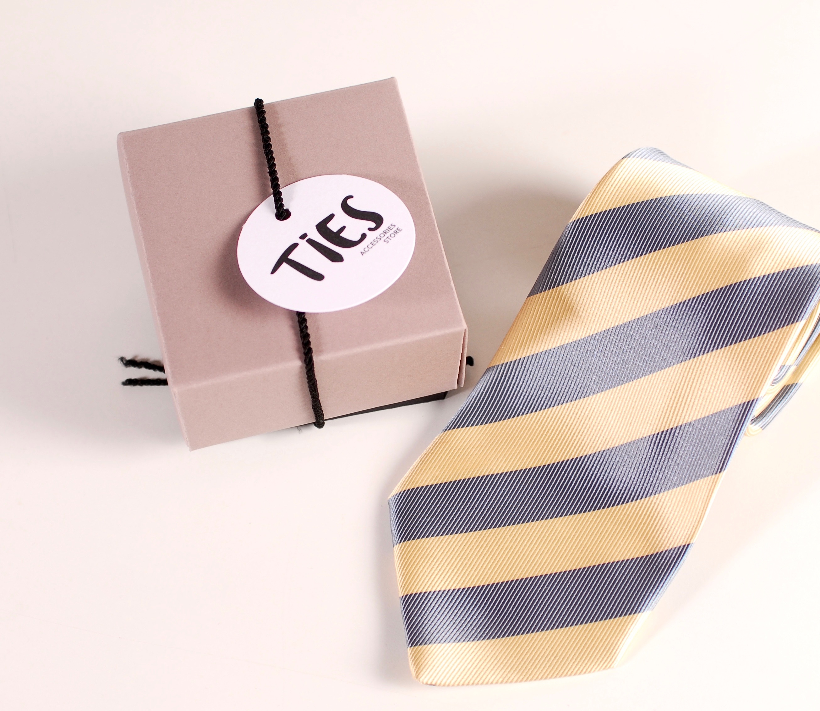 Caja cuadrada para corbata
